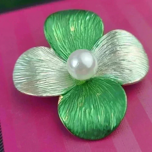 Vintage matel green flower brooch with fuax pearl silver / Gold-toned - Picture 8 of 12